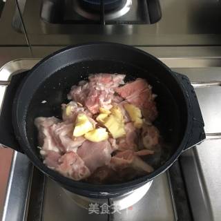 香菇排骨汤的做法步骤：3