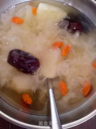 红枣雪梨银耳羹的做法步骤：2