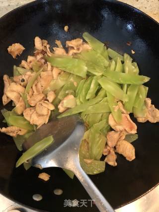 小炒青笋鸡胸肉的做法步骤：3