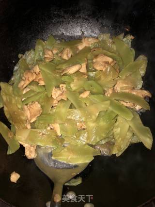 小炒青笋鸡胸肉的做法步骤：4