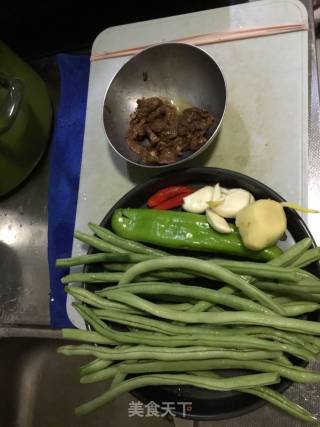 豆角肉丝盖浇米粉的做法步骤：1