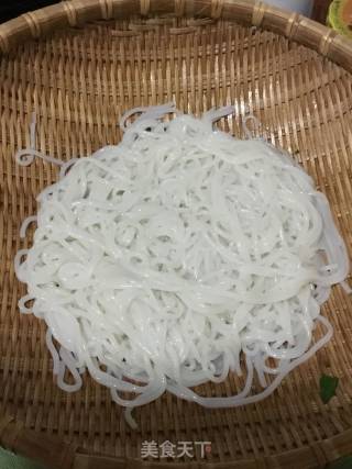 豆角肉丝盖浇米粉的做法步骤：6