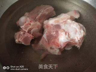 电饭煲排骨汤的做法步骤：1