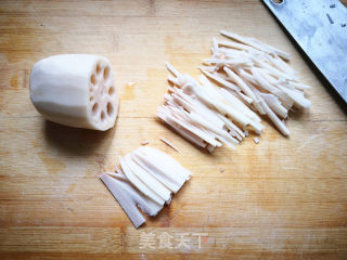 藕丝炒肉丝的做法步骤：2