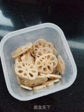 藕片炒肉的做法步骤：1