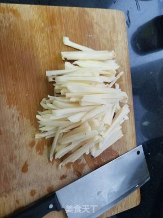 糖醋藕条炒肉的做法步骤：1