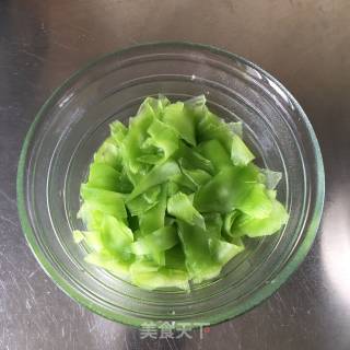 莴笋蚕豆炒韭菜的做法步骤：1