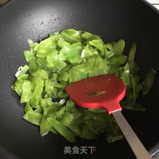 莴笋蚕豆炒韭菜的做法步骤：6