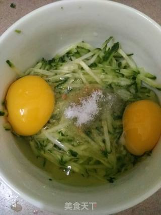 黄瓜摊鸡蛋的做法步骤：3