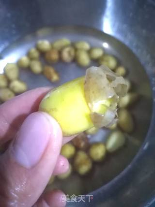 炸嫩土豆的做法步骤：1