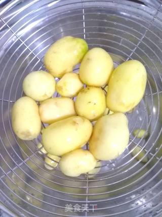 炸嫩土豆的做法步骤：3