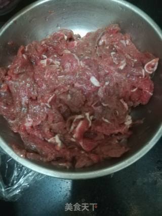 牛肉炒洋葱的做法步骤：1