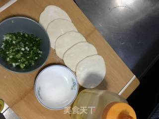 饺子皮秒变葱花饼的做法步骤：1