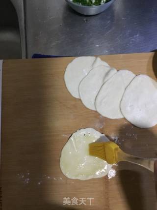饺子皮秒变葱花饼的做法步骤：2