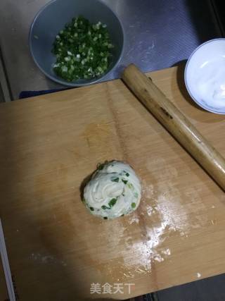 饺子皮秒变葱花饼的做法步骤：8