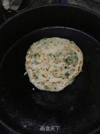 饺子皮秒变葱花饼的做法步骤：11