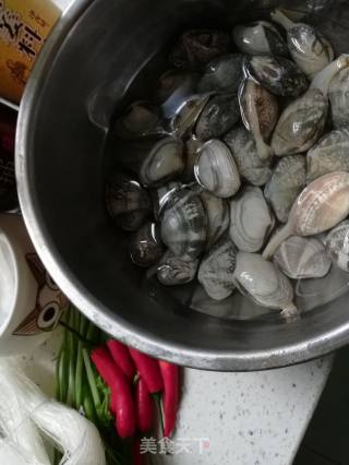 砂锅花甲粉的做法步骤：3