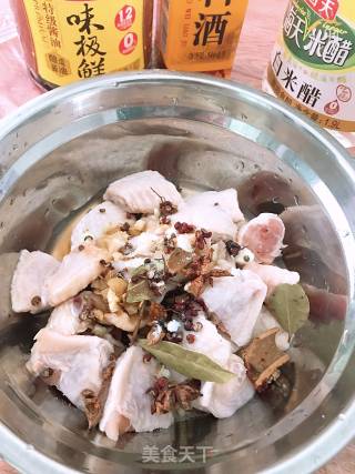 香菇土豆炖鸡翅的做法步骤：3