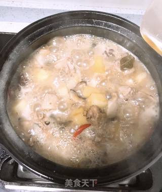 香菇土豆炖鸡翅的做法步骤：8