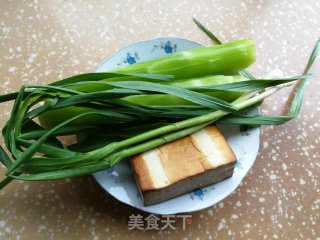 豆干炒莴笋的做法步骤：1