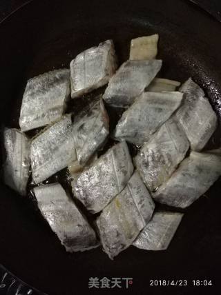 老干妈烧带鱼的做法步骤：3