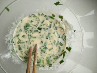 韭菜鸡蛋饼的做法步骤：1