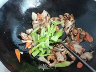 五花肉炒平菇的做法步骤：11
