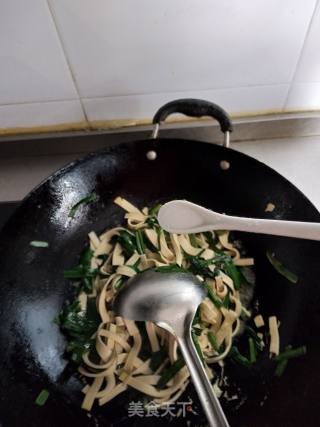 韭菜炒干豆腐的做法步骤：3