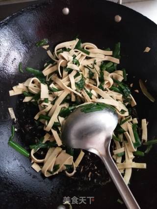 韭菜炒干豆腐的做法步骤：4