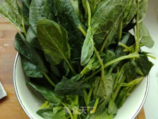 荸荠肉丸菠菜汤的做法步骤：1