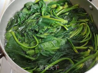 荸荠肉丸菠菜汤的做法步骤：2
