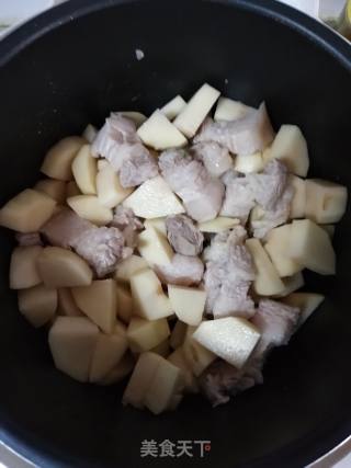 高压锅版红烧肉土豆的做法步骤：4