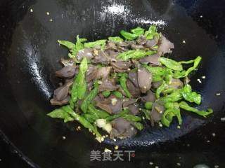 青椒炒鸭肫的做法步骤：6