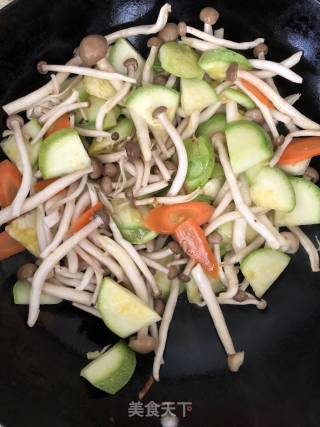 西葫芦炒鲜菇的做法步骤：3