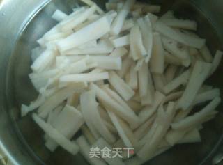 猪皮炒藕条的做法步骤：4