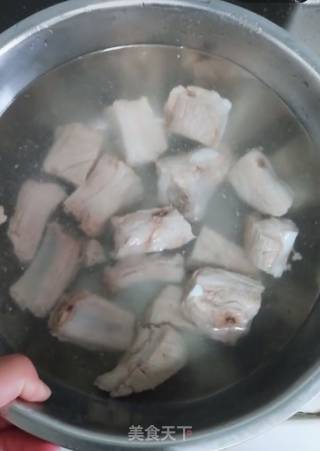 玉米排骨汤的做法步骤：3