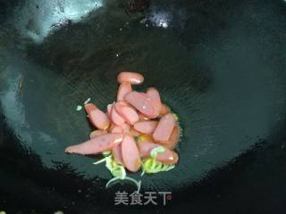 鸡蛋香肠炒秋葵的做法步骤：5