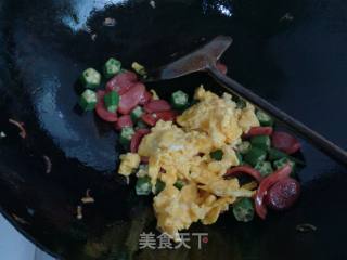 鸡蛋香肠炒秋葵的做法步骤：8