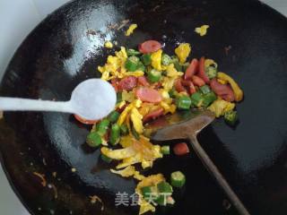 鸡蛋香肠炒秋葵的做法步骤：9