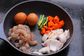 鸡蛋虾饼的做法步骤：2