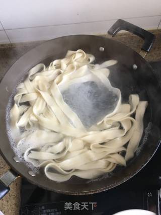 油泼面的做法步骤：2