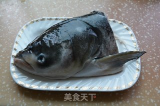 鱼头炖豆腐的做法步骤：1