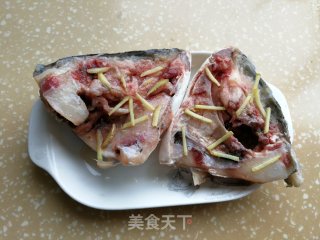 鱼头炖豆腐的做法步骤：2