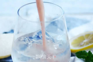 夏天冒泡的雪梨蓝莓苏打水的做法步骤：5
