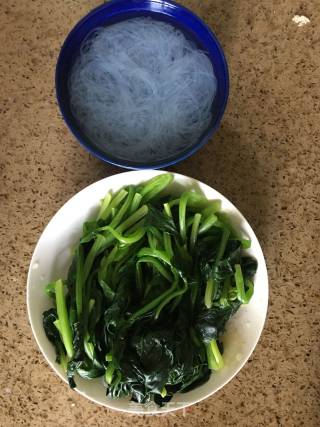 粉丝拌菠菜的做法步骤：1