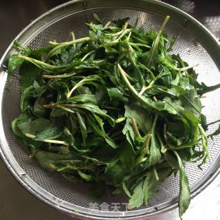 花生米拌马兰头的做法步骤：2