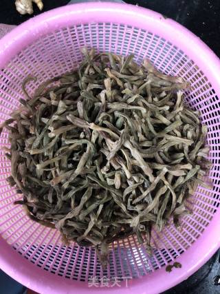 长豆干红烧肉的做法步骤：2