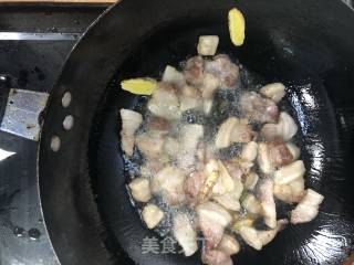 长豆干红烧肉的做法步骤：4