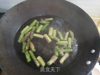 青虾芦笋炒木耳的做法步骤：2