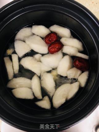 雪梨银耳汤的做法步骤：2